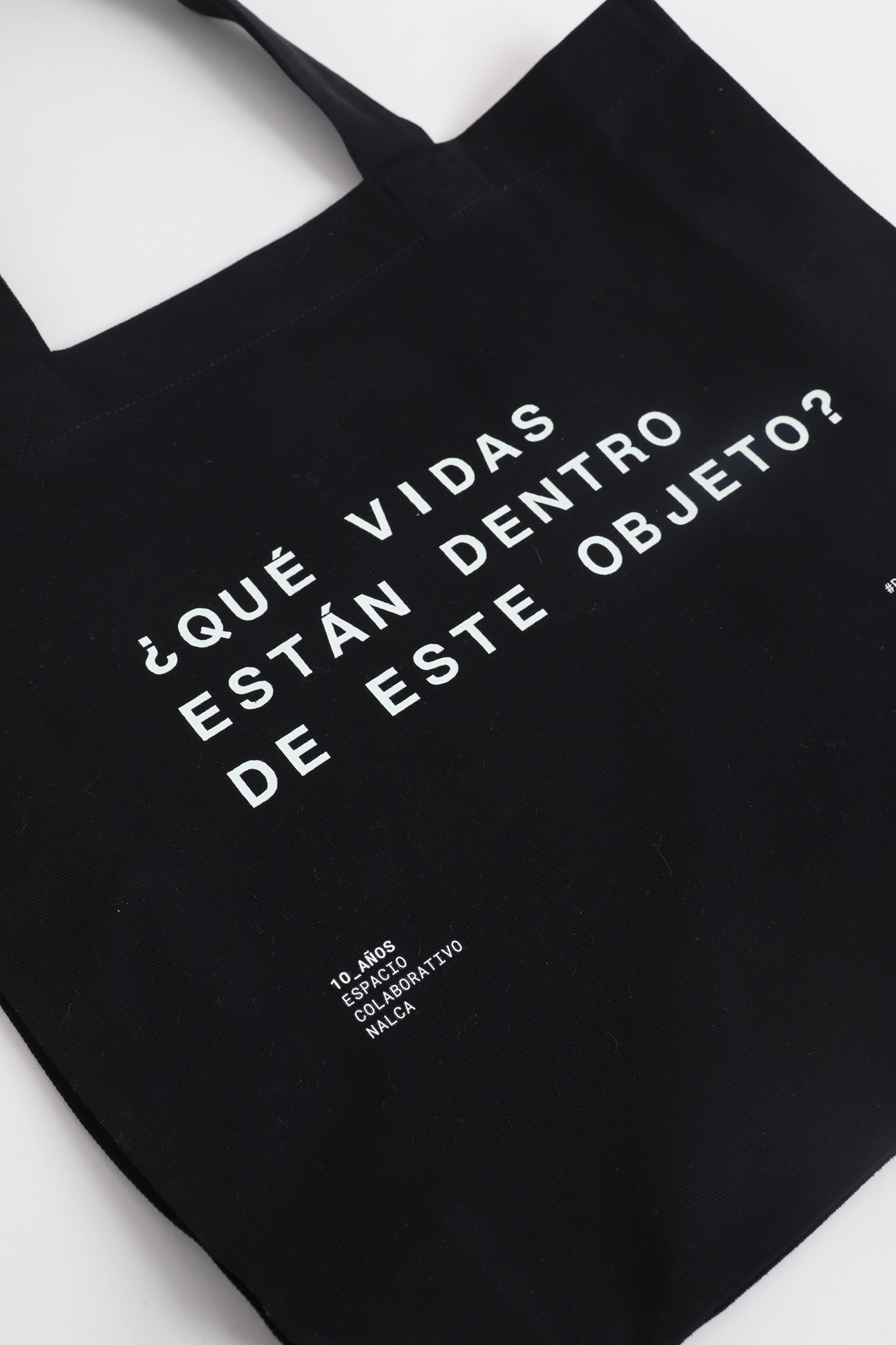 Maxi Tote ¿Qué vidas están dentro de este objeto?