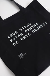 Maxi Tote ¿Qué vidas están dentro de este objeto?