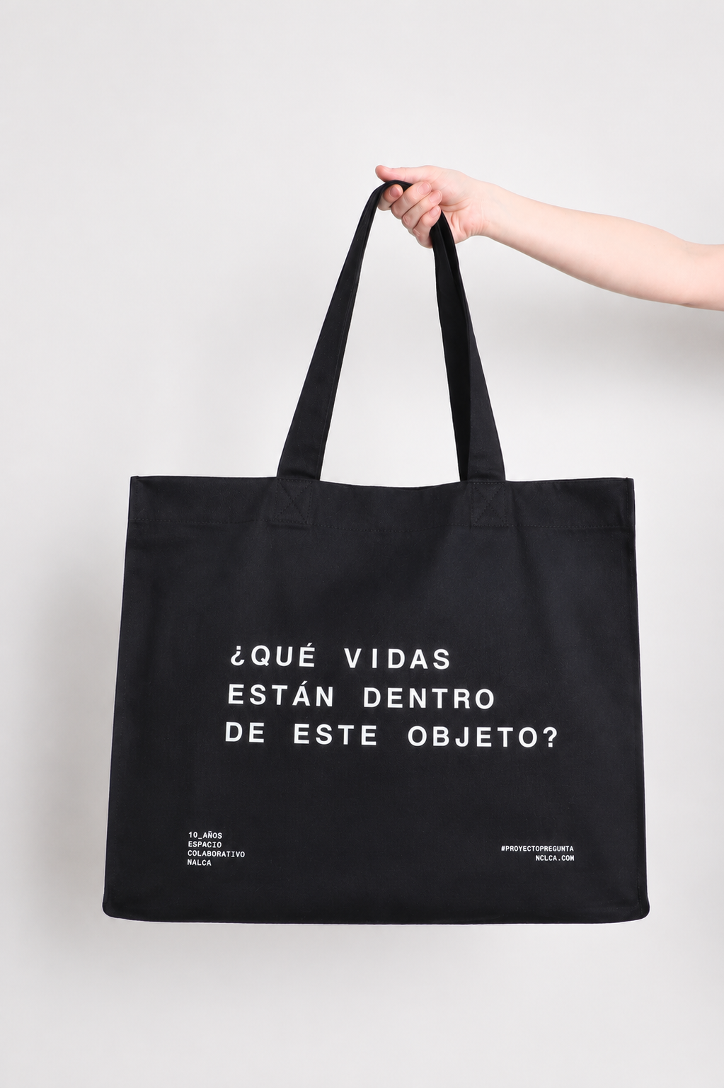 Maxi Tote ¿Qué vidas están dentro de este objeto?