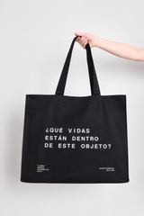 Maxi Tote ¿Qué vidas están dentro de este objeto?