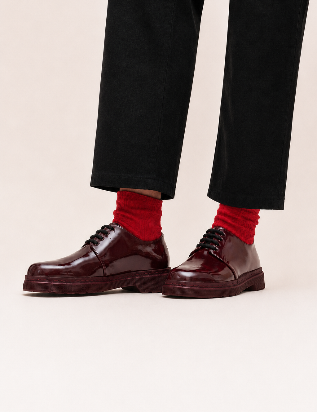 Zapatosburdeosconcalcetinesrojos_1.png