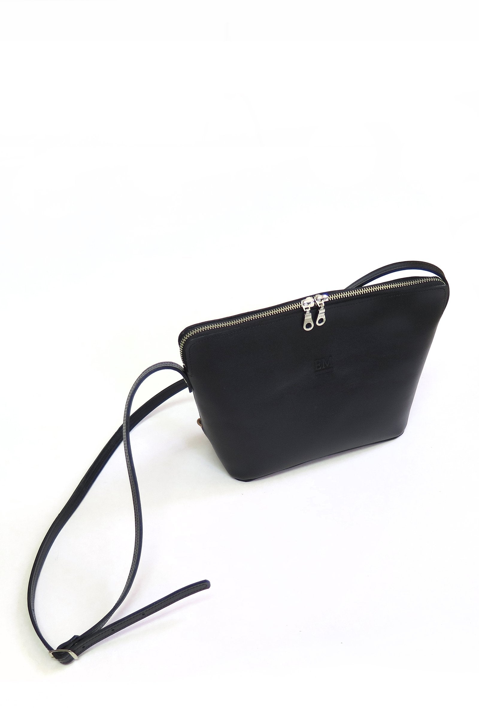 02_EM_is_handamde_Cartera_N.17_cuero_negro_brillante.jpg