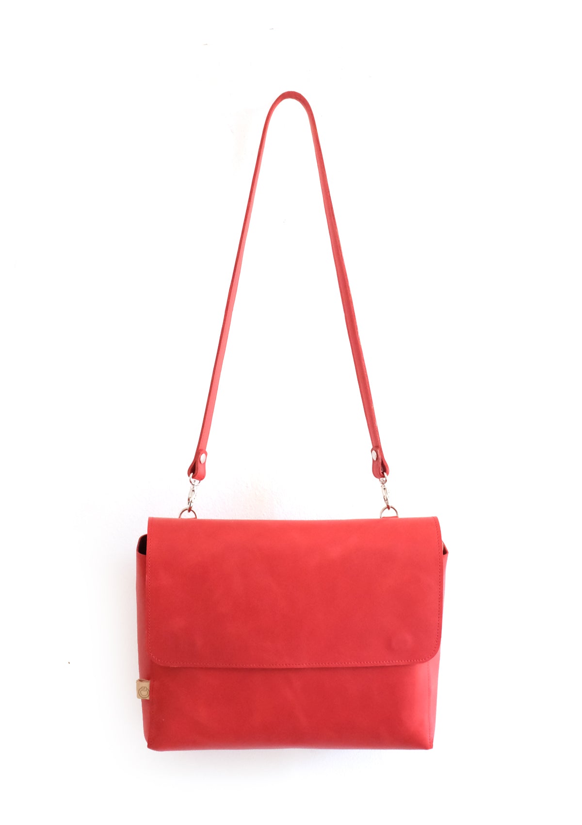 04_EM_is_handmade_cartera_n.21_cuero_rojo.jpg